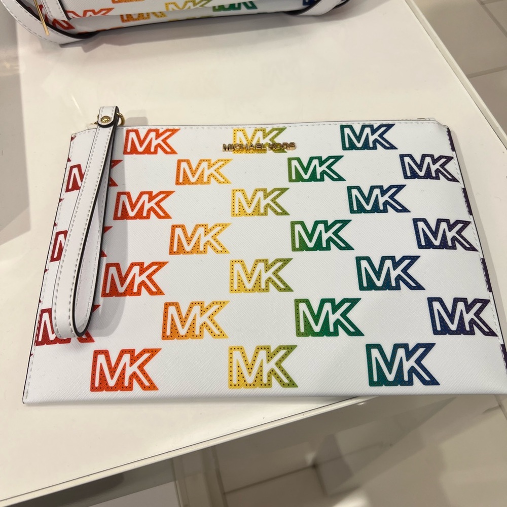 MICHAEL KORS Wristlet - Picture 2 of 13